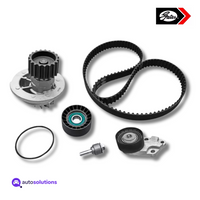 Kit de distribución Gates TCKWP335 con banda dentada, bomba de agua, poleas tensora y loca sobre fondo blanco.